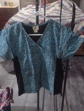 Women's Teal Patterned V-Neck Top with Black Side Panels Scrub Top